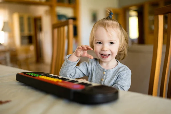家でおもちゃのピアノを演奏する面白い幼児の少年 ピアノを学ぶ少年 子供は音楽を聴く 幼児のための早期開発 子供のための音楽教育 — ストック写真