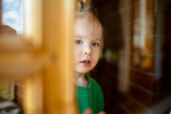 Förtjusande Liten Pojke Som Tittar Genom Fönstret Små Barn Som — Stockfoto