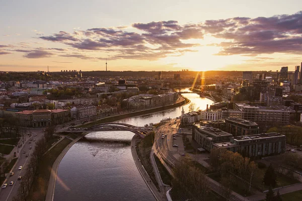 Karanlık Çöktüğünde Vilnius Eski Kasabası Neris Nehri Nin Manzarası Gün — Stok fotoğraf