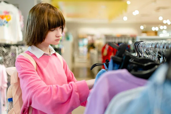 Όμορφη Έφηβη Διαλέγει Καινούρια Ρούχα Ένα Εμπορικό Κέντρο Έφηβος Διαλέγει — Φωτογραφία Αρχείου