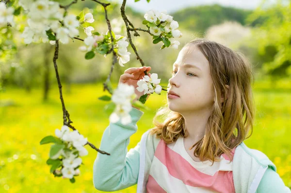 Schattig Jong Meisje Bloeiende Appelboom Tuin Mooie Lentedag Schattig Kind — Stockfoto