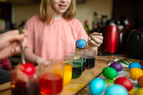 Pěkná Puberťačka Která Doma Barví Velikonoční Vajíčka Dítě Maluje Barevná — Stock fotografie