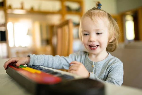 Evde Oyuncak Piyano Çalan Komik Bir Çocuk Küçük Çocuk Piyano — Stok fotoğraf