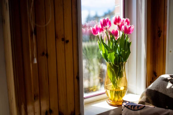Букет Розовых Белых Тюльпанов Вазе Подоконнике Красивые Розовые Цветы Вазе — стоковое фото