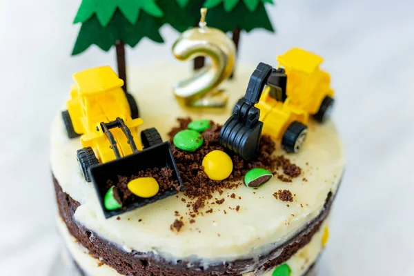 Tort Urodzinowy Dla Dwulatka Ozdobiony Filcowymi Drzewami Pojazdami Budowlanymi Samochód — Zdjęcie stockowe
