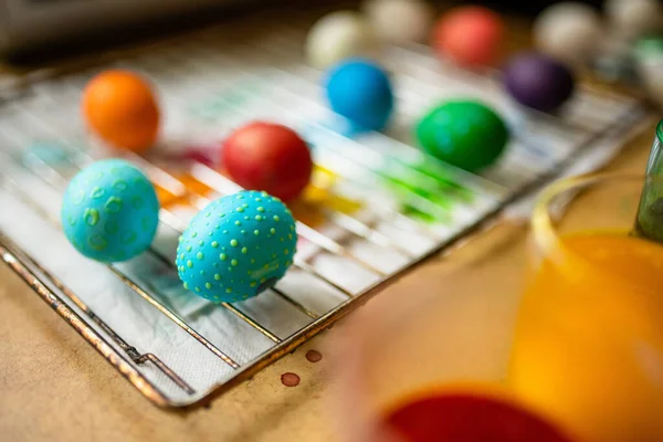 Використовуючи Свічковий Віск Фарбування Великодніх Яєць Вдома Картина Барвистих Яєць — стокове фото