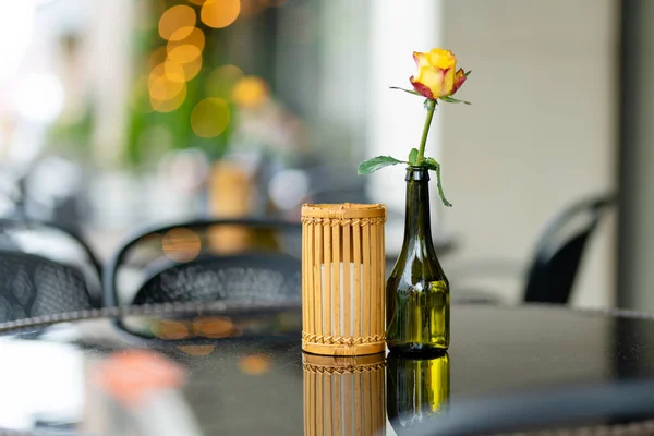 Restauranttisch Freien Wunderschön Dekoriert Mit Rosenblüten Einer Flasche Vilnius Litauen — Stockfoto