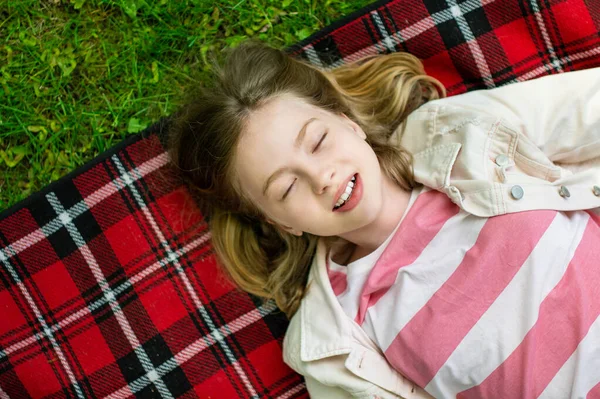Aranyos Fiatal Lány Aki Jól Érzi Magát Szabadban Napsütéses Nyári — Stock Fotó