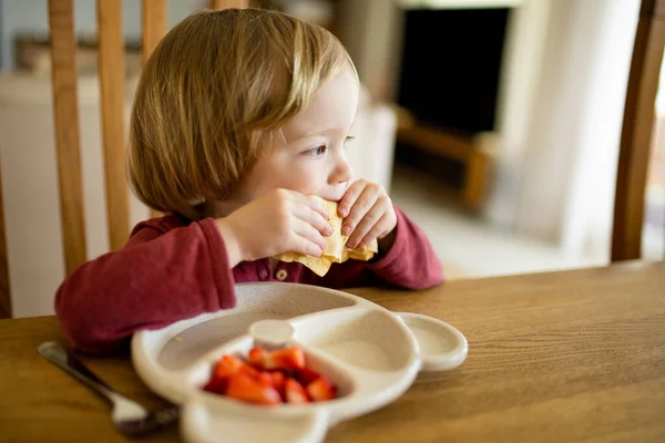 Bonito Menino Criança Comendo Panquecas Morangos Casa Frutite Orgânica Fresca — Fotografia de Stock