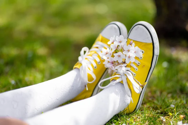 Yeşil Çimlerin Üzerinde Parlak Sarı Spor Ayakkabılı Kadın Ayakları Güneşli — Stok fotoğraf