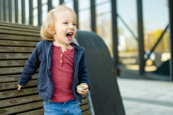 Забавный Малыш Веселится Свежем Воздухе Солнечный Весенний День Ребенок Городе — стоковое фото