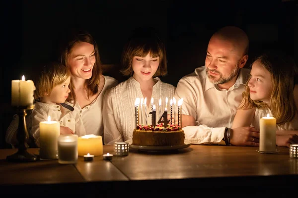 かわいい14歳の少女は 誕生日ケーキにろうそくを吹く前に願い事をします 5人の子供の誕生日を祝う家族 誕生日の伝統 — ストック写真