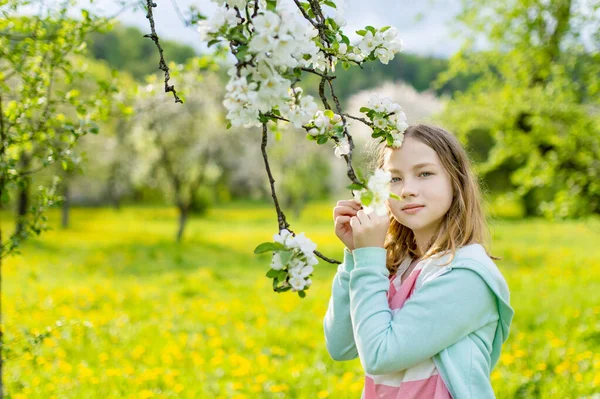 Schattig Jong Meisje Bloeiende Appelboom Tuin Mooie Lentedag Schattig Kind — Stockfoto