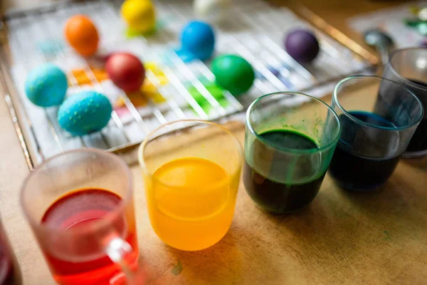 Uso Colorante Alimentos Para Teñir Los Huevos Pascua Casa Pintura — Foto de Stock