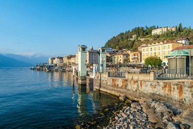 BELAGGIO, İtalya - Nisan 2022: Turistler ve yerliler, Como Gölü kıyısındaki bir kasaba olan Belaggio 'da güneşli bir bahar günü geçiriyorlar. Tipik İtalyan atmosferiyle büyüleyici bir yer. Belaggio, Lombardy, İtalya.