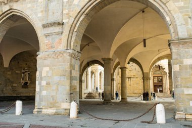 BERGAMO, İtalya - Nisan 2022: Milano 'nun kuzeydoğusundaki Bergamo şehrinde Piazza Vecchia. Şehrin üst bölgesi olan Citta Alta 'nın manzarası Venedik duvarlarıyla çevrili. Bergamo, Lombardy, İtalya.