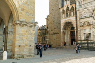 BERGAMO, İtalya - Nisan 2022: Piazza Padre Reginaldo Giuliani, Bergamo şehrinde. Şehrin üst bölgesi olan Citta Alta 'nın manzarası Venedik duvarlarıyla çevrili. Bergamo, Lombardy, İtalya.