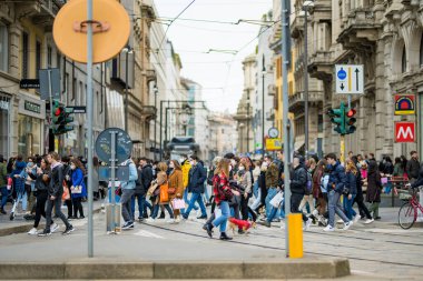 MILAN, ITALY - 2022: İtalya 'nın kuzey Lombardiya bölgesindeki bir metropol olan Milano' nun merkezinde kalabalık caddelerde yürüyen turistler ve yerliler. Milan, Lombardiya, İtalya.