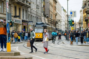 MILAN, ITALY - 2022: İtalya 'nın kuzey Lombardiya bölgesindeki bir metropol olan Milano' nun merkezinde kalabalık caddelerde yürüyen turistler ve yerliler. Milan, Lombardiya, İtalya.