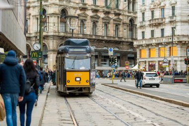 MILAN, ITALY - 2022: İtalya 'nın kuzey Lombardiya bölgesindeki bir metropol olan Milano' nun merkezinde kalabalık caddelerde yürüyen turistler ve yerliler. Milan, Lombardiya, İtalya.