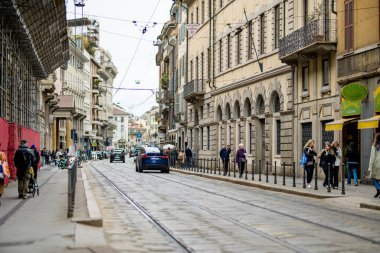 MILAN, ITALY - 2022: İtalya 'nın kuzey Lombardiya bölgesindeki bir metropol olan Milano' nun merkezinde kalabalık caddelerde yürüyen turistler ve yerliler. Milan, Lombardiya, İtalya.