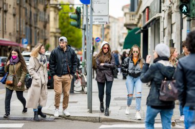 MILAN, ITALY - 2022: İtalya 'nın kuzey Lombardiya bölgesindeki bir metropol olan Milano' nun merkezinde kalabalık caddelerde yürüyen turistler ve yerliler. Milan, Lombardiya, İtalya.