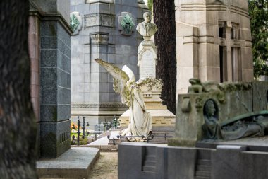 MILAN, ITALY - 2022: Cimitero Monumentale di Milano 'nun etkileyici heykelleri, mezarları ve anıtları. Milan, İtalya.