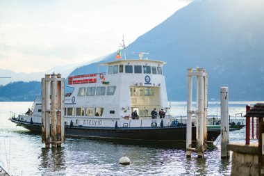 VARENNA, İtalya - 2022 Nisan 'ında feribot Como Gölü kıyısındaki bir kasaba olan Varenna limanına yanaştı. Tipik İtalyan atmosferiyle büyüleyici bir yer. Varenna, Lombardy, İtalya.