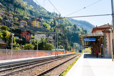 Bellano, İtalya - 2022 yılı Nisan ayında Bellano Tartavalle Terme tren istasyonu, Como Gölü kıyısında bir kasaba. Tipik İtalyan atmosferiyle büyüleyici bir yer. Bellano, Lombardy, İtalya.