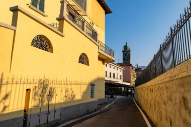 BELAGGIO, İtalya - Nisan 2022: Turistler ve yerliler, Como Gölü kıyısındaki bir kasaba olan Belaggio 'da güneşli bir bahar günü geçiriyorlar. Tipik İtalyan atmosferiyle büyüleyici bir yer. Belaggio, Lombardy, İtalya.