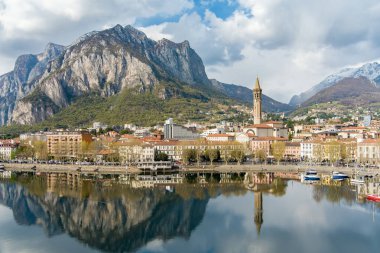 Lecco şehrinin güneşli havası bahar günü. Lecco kasabasının ünlü Como Gölü ve Bergamo Alpleri arasında bulunan Picturesque rıhtımı. İtalya 'da tatil beldesi.