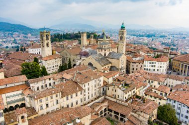Milan 'ın kuzeydoğusundaki Bergamo şehrinin manzarası. Şehrin üst bölgesi Citta Alta üzerinde uçuyor, kaldırım taşından caddelerle tanınıyor ve Venedik duvarlarıyla çevrili. Bergamo, Lombardy, İtalya.
