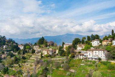 Milan 'ın kuzeydoğusundaki Bergamo şehrinin manzarası. Şehrin üst bölgesi Citta Alta üzerinde uçuyor, kaldırım taşından caddelerle tanınıyor ve Venedik duvarlarıyla çevrili. Bergamo, Lombardy, İtalya.