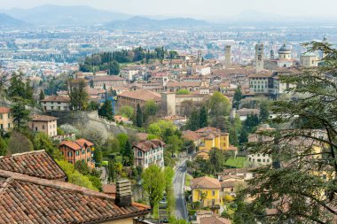 Milano 'nun kuzeydoğusundaki Bergamo şehrinin manzarası. Citta Alta, şehrin üst bölgesi, kaldırım taşlarıyla bilinen ve Venedik duvarlarıyla çevrili. Bergamo, Lombardy, İtalya.