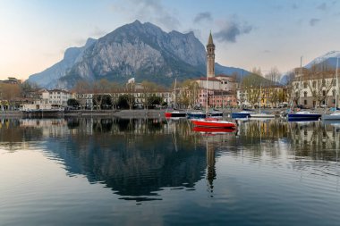 Lecco 'nun güneşli şehir manzarası bahar günü. Lecco kasabasının ünlü Como Gölü ve Bergamo Alpleri arasında bulunan Picturesque rıhtımı. İtalya 'da tatil beldesi.