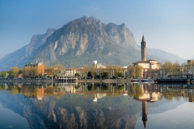 Lecco 'nun güneşli şehir manzarası bahar günü. Lecco kasabasının ünlü Como Gölü ve Bergamo Alpleri arasında bulunan Picturesque rıhtımı. İtalya 'da tatil beldesi.