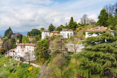 Milan 'ın kuzeydoğusundaki Bergamo şehrinin manzarası. Şehrin üst bölgesi Citta Alta üzerinde uçuyor, kaldırım taşından caddelerle tanınıyor ve Venedik duvarlarıyla çevrili. Bergamo, Lombardy, İtalya.