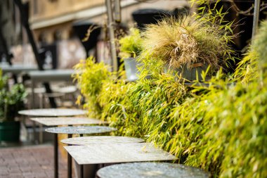 Bergamo, Lombardy, İtalya 'da yağan yağmurdan sonra boş açık hava restoran masaları