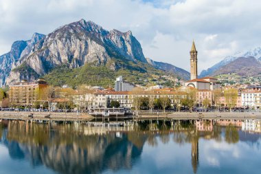 Lecco şehrinin güneşli havası bahar günü. Lecco kasabasının ünlü Como Gölü ve Bergamo Alpleri arasında bulunan Picturesque rıhtımı. İtalya 'da tatil beldesi.