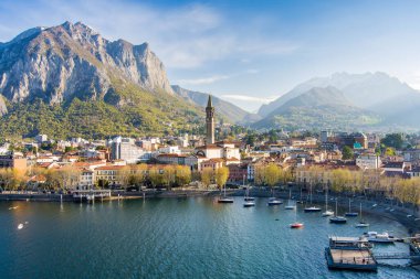 Lecco kasabasının güneşli hava manzarası bahar sabahı. Lecco kasabasının ünlü Como Gölü ve Bergamo Alpleri arasında bulunan Picturesque rıhtımı. İtalya 'da tatil beldesi.