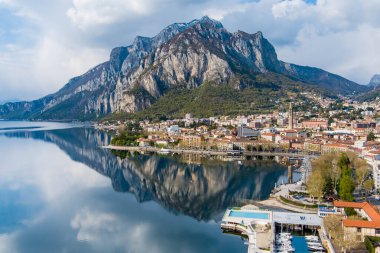Lecco şehrinin güneşli havası bahar günü. Lecco kasabasının ünlü Como Gölü ve Bergamo Alpleri arasında bulunan Picturesque rıhtımı. İtalya 'da tatil beldesi.