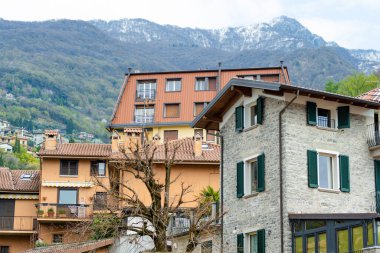 Como Gölü kıyısındaki en pitoresk şehirlerden biri olan Varenna 'daki tipik renkli evler. Tipik İtalyan atmosferiyle büyüleyici bir yer. Varenna, Lombardy, İtalya.