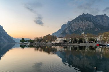 Lecco 'nun güneşli şehir manzarası bahar günü. Lecco kasabasının ünlü Como Gölü ve Bergamo Alpleri arasında bulunan Picturesque rıhtımı. İtalya 'da tatil beldesi.