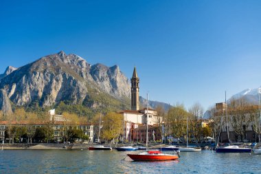 Lecco kasabasının güneşli hava manzarası bahar sabahı. Lecco kasabasının ünlü Como Gölü ve Bergamo Alpleri arasında bulunan Picturesque rıhtımı. İtalya 'da tatil beldesi.