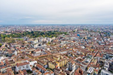 İtalya 'nın Porto Nuovo iş bölgesindeki modern gökdelenlerle Milano gökdelenlerinin gökyüzü manzarası. Milano şehrinin panoraması. Yukarıdan Milan 'ın bahar panoramik manzarası. Milan, Lombardiya, İtalya.