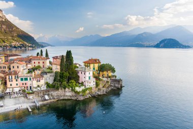 Como Gölü kıyısındaki en pitoresk şehirlerden biri olan Varenna 'nın güzel deniz manzarası. Tipik İtalyan atmosferiyle büyüleyici bir yer. Varenna, Lombardy, İtalya.