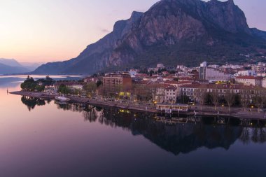 İlkbahar akşamı Lecco kasabasının çarpıcı hava manzarası. Lecco kasabasının ünlü Como Gölü ve Bergamo Alpleri arasında bulunan Picturesque rıhtımı. İtalya 'da tatil beldesi.