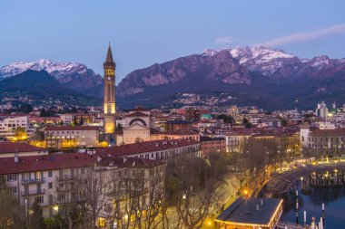 İlkbahar akşamı Lecco kasabasının çarpıcı hava manzarası. Lecco kasabasının ünlü Como Gölü ve Bergamo Alpleri arasında bulunan Picturesque rıhtımı. İtalya 'da tatil beldesi.