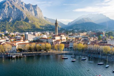 Lecco kasabasının güneşli hava manzarası bahar sabahı. Lecco kasabasının ünlü Como Gölü ve Bergamo Alpleri arasında bulunan Picturesque rıhtımı. İtalya 'da tatil beldesi.