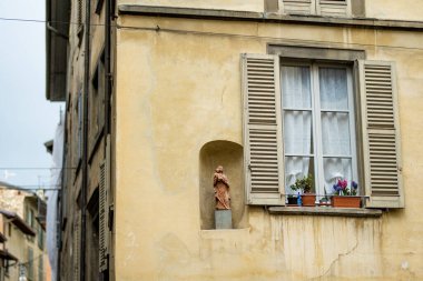 Milano 'nun kuzeydoğusundaki Bergamo şehrinin dar ortaçağ caddeleri. Şehrin üst semti Citta Alta 'nın manzaralı manzarası, kaldırım taşlı sokaklarla tanınıyor ve Venedik duvarlarıyla çevrili. Bergamo, Lombardy, İtalya.